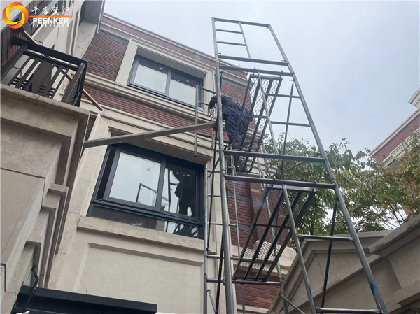 上海中海九峯里別墅丹麥進(jìn)口壁爐Aduro 15安裝.jpg