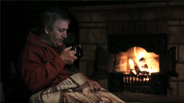 科學解釋:為什么壁爐有了爐門玻璃,反而取暖效果更好.jpg 科學解釋:為什么壁爐有了爐門玻璃,反而取暖效果更好.jpg